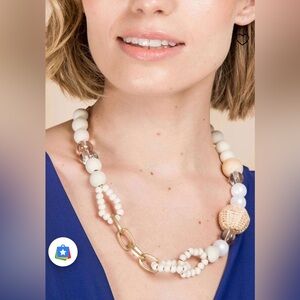 🌸. Elegant Cream and Gold Beaded Necklace